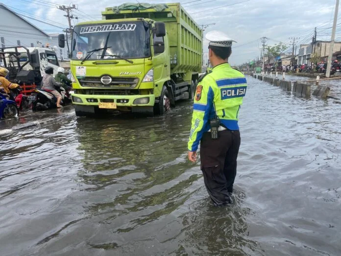 Arus lalu lintas di tengah genangan banjir yang melanda kawasan Sayung, Demak, Kamis (23/10/2025). Banjir setinggi sekitar 60 sentimeter menyebabkan kemacetan panjang. (Foto : Sam)