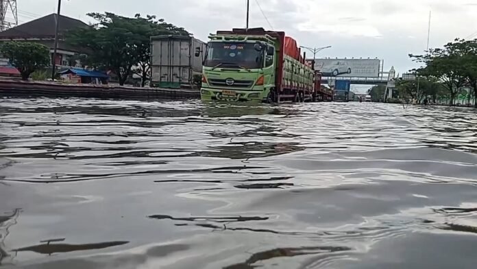 Semarang Banjir Banjir di Kaligawe Semarang. (Foto : Dok Warga)