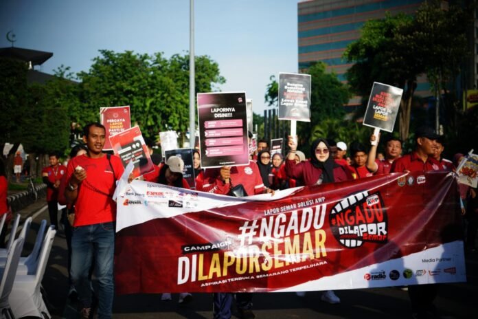 Program Studi Ilmu Komunikasi Universitas Diponegoro menggelar kampanye bertajuk #Ngadudilaporsemar di kawasan Car Free Day (CFD) Simpang Lima, Minggu (26/10). (Foto : Dokumen)