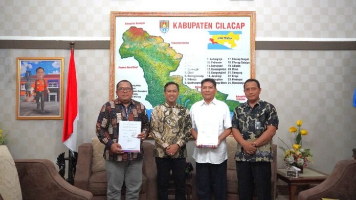 CSR Program Keberlanjutan Penuntasan Kemiskinan (PKPK) yang dilakukan secara simbolis di Ruang Tamu Bupati Cilacap pada Kamis (2/10/2025). (Foto : Dok Bank Jateng)