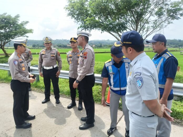 Olah TKP di lokasi kejadian kecelakaan. (Foto : Dok JN)