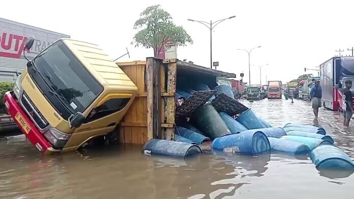 Jalur Pantura Jalan Kaligawe Raya, Genuk, Kota Semarang, Selasa (28/10/2025). (Foto:ist)
