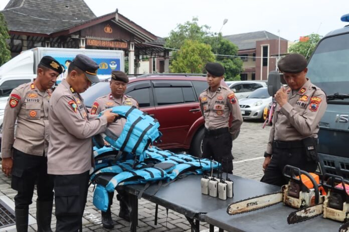 Polres Demak melakukan pengecekan perlengkapan SAR seperti perahu karet dan jaket pelampung dalam rangka kesiapsiagaan menghadapi musim penghujan, Rabu (29/10/2025). (Foto : Sam)