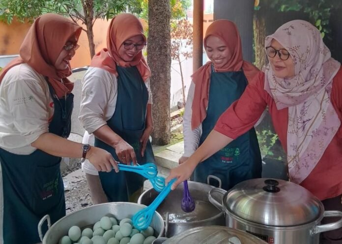 Pelatihan dari Yayasan Mentari Sehat Indonesia (MSI) Demak belajar langsung proses pembuatan telur asin sebagai upaya pemberdayaan ekonomi bagi mantan pasien TBC, Rabu (29/10/2025). (Foto: Sam)
