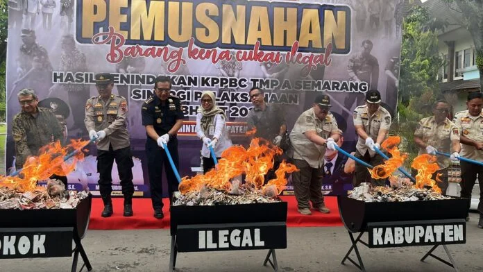 Pemusnahan jutaan batang rokok ilegal hasil penindakan di halaman Gedung Grahadika Bina Praja Pemkab Demak. (Foto : Sam)