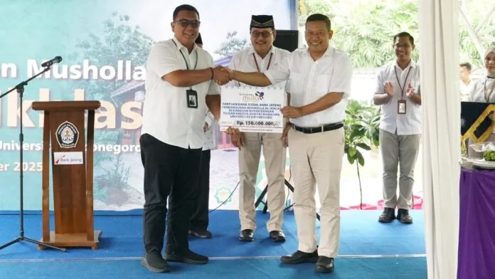 Pembangunan Mushola Al Ikhlas yang berlokasi di Kawasan Hutan Dengan Tujuan Khusus (KHDTK) Wanadipa Universitas Diponegoro (Undip) Penggaron, Kabupaten Semarang pada Selasa (28/10/2025). (Foto : Dok Bank Jateng)