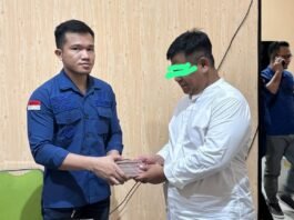 Sunarto mengembalikan uang sebesar Rp50 juta kepada penyidik. (Foto : Dokumen Kejari)