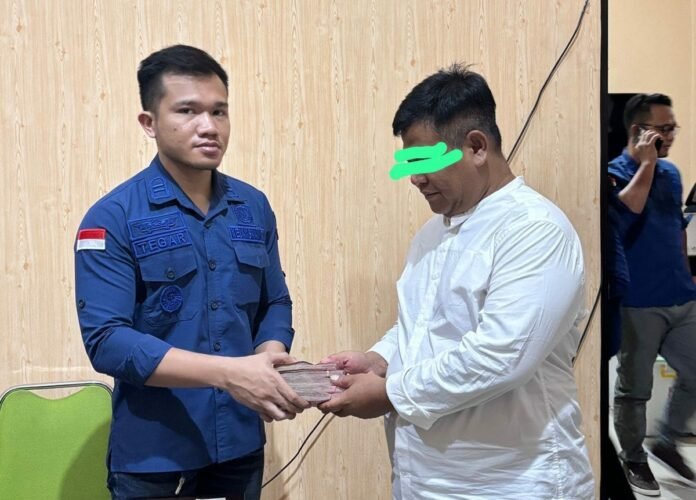 Sunarto mengembalikan uang sebesar Rp50 juta kepada penyidik. (Foto : Dokumen Kejari)