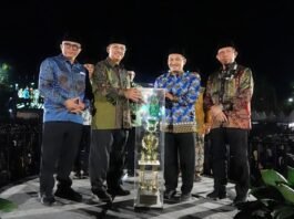 Piala juara diserahkan langsung oleh Direktur Jenderal Pendidikan Islam Kementerian Agama RI, Prof. Suyitno
