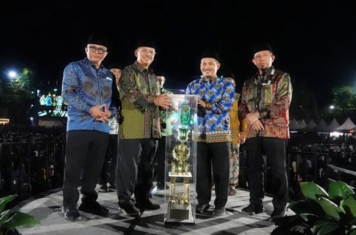 Piala juara diserahkan langsung oleh Direktur Jenderal Pendidikan Islam Kementerian Agama RI, Prof. Suyitno