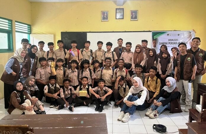 Foto bersama mahasiswa KKN UPGRIS Kelompok 13