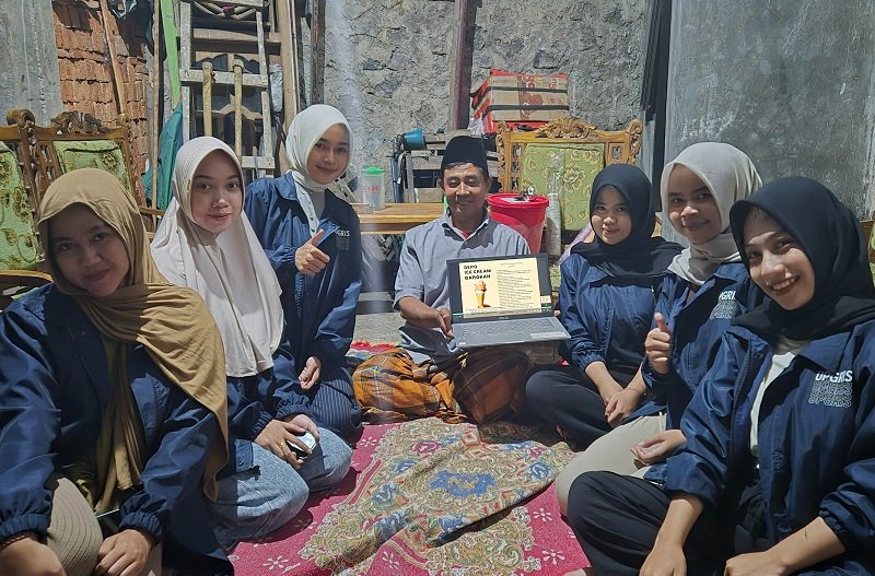 KKN UPGRIS3 KKN UPGRIS Pelatihan Desain Canva
