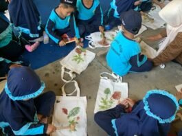 Anak-anak diajak belajar mencetak motif