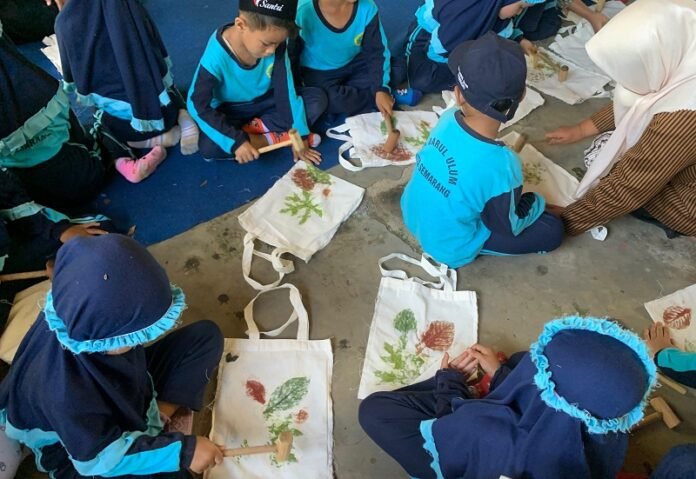 Anak-anak diajak belajar mencetak motif