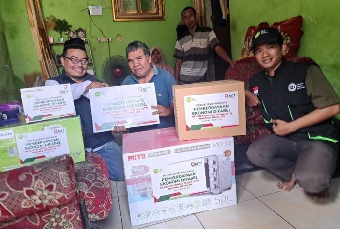 lamet Puji Saroyo, seorang difabel penjual roti keliling di Kota Semarang.