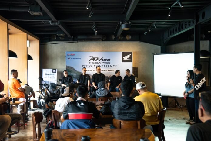 Jajaran Management Astra Motor Jateng yaitu Retail Manager Muhammad Yusuf, Marketing Manager Henry Setiawan, Region Head Ronaldo Widjaja, AdFin Manager I Nyoman Sukadana, dan Customer Care Manager Erie Kurnia menjadi narasumber pada sesi Q&A Press Conference New Honda ADV 160 pada Sabtu kemarin (18/10/25) di Cold N Brew Fajar Indah Solo. (Foto : Dok Honda)