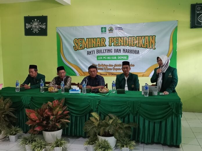 Seminar Pendidikan Anti Bullying dan Narkoba bersama ratusan pelajar MANU, SMA/SMK Al Ma’arif, dan MTs NU Demak, Minggu (5/10/2025). (Foto: Sam)