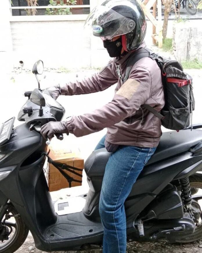 wartawan radio di Tegal saat menaiki sepeda motor kesayangannya.(Foto: JN)