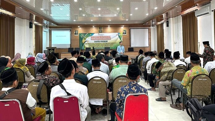 Pemberdayaan masyarakat melalui kegiatan Santripreneur Pelatihan Kewirausahaan dan Literasi Keuangan di Aula PLHUT Kantor Kemenag Kabupaten Blora pada Kamis (23/10/2025). (Foto : Dok Bank Jateng)