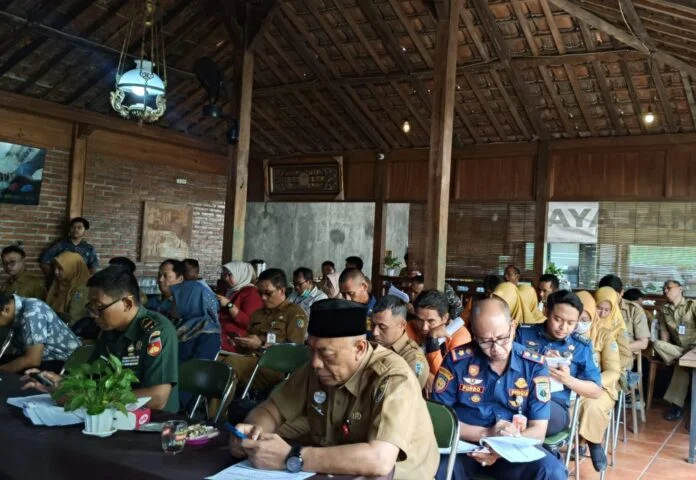 Forum Group Discussion (FGD) finalisasi Rencana Penanggulangan Kedaruratan Bencana (RPKB) Kabupaten Demak Tahun 2025 antusias menyimak paparan dari narasumber di RM Malaya, Demak, Selasa (4/11/2025). (Foto : Sam)