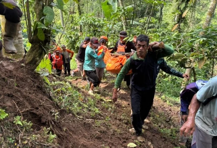 Mahasiswa KKN UIN Walisongo hanyut