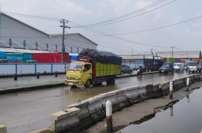 Pantura Sayung, Demak, yang mulai surut dari genangan banjir. Meski air berangsur hilang, sebagian ruas jalan masih tergenang tipis dan menjadi perhatian warga sekitar, Rabu (5/11/2025). (Foto : Sam)