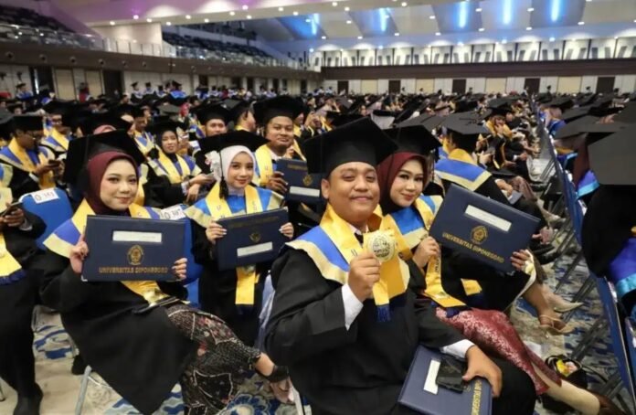 Universitas Diponegoro menggelar Sidang Terbuka Senat Akademik dalam rangka Upacara Wisuda. (Foto : Dok Undip)