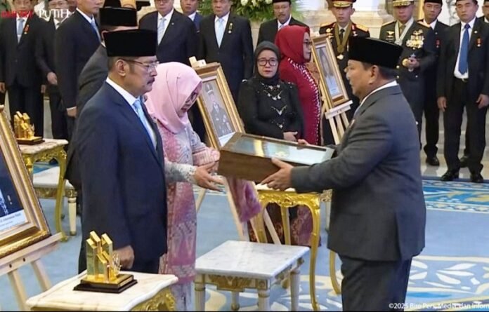 Gelar Pahlawan Nasional kepada sepuluh tokoh dari berbagai daerah dalam sebuah upacara khidmat yang digelar di Istana Negara, Jakarta, pada Senin (10/11/2025). (Foto : Dok Setneg)