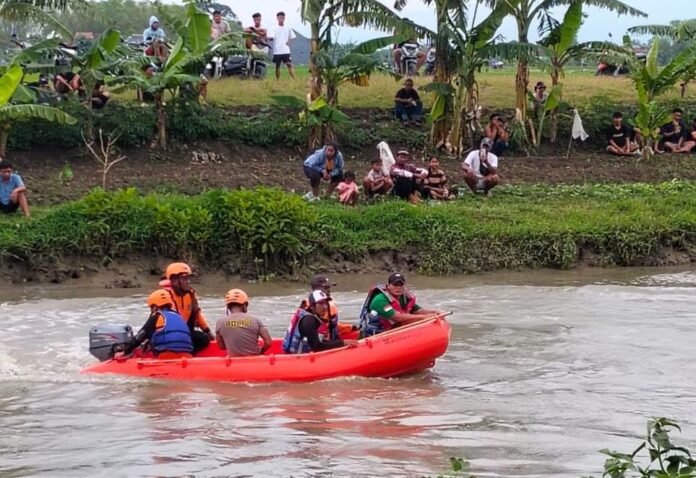 Evakuasi korban laka air di Sungai Afaur, Desa Geneng, Kecamatan Mijen, Senin (10/11/2025). (Foto:Sam)