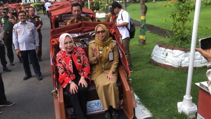 100 unit becak listrik dari Presiden RI Prabowo Subianto di Pendopo Kabupaten Demak, Selasa (11/11/2025). (Foto: Sam)