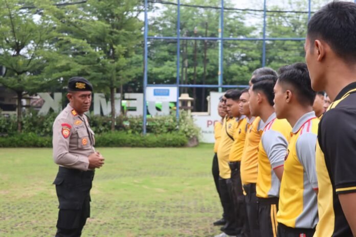 Pelatihan evakuasi air menggunakan perahu karet di halaman Mapolres Demak, Selasa (11/11/2025). (Foto : Dok Polres Demak)