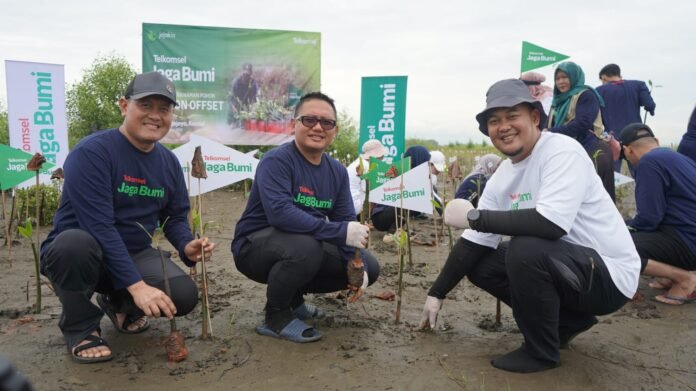 UIN Walisongo berpartisipasi aktif dalam kegiatan Penanaman Mangrove “Telkomsel Jaga Bumi” yang berlangsung di Pantai Muara Kencan, Kendal, Jawa Tengah. (Foto : UIN Walisongo Semarang)