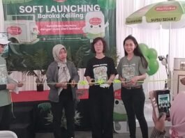 Baroka Susu Keliling menggunting pita peluncuran Gerobak Keliling. (Foto : Iwan)