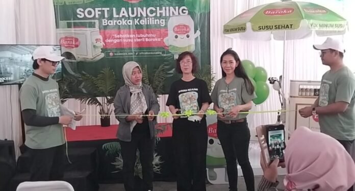 Baroka Susu Keliling menggunting pita peluncuran Gerobak Keliling. (Foto : Iwan)