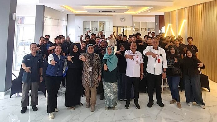 Pelatihan Service Excellent bagi 40 driver Jeggboy dan Jeggirl Sragen, bekerja sama dengan Dewan Kerajinan Nasional Daerah (Dekranasda) Kabupaten Sragen, pada Rabu (5/11/2025) di Aula Kantor Bank Jateng Cabang Sragen. (Foto : Dok Bank Jateng)