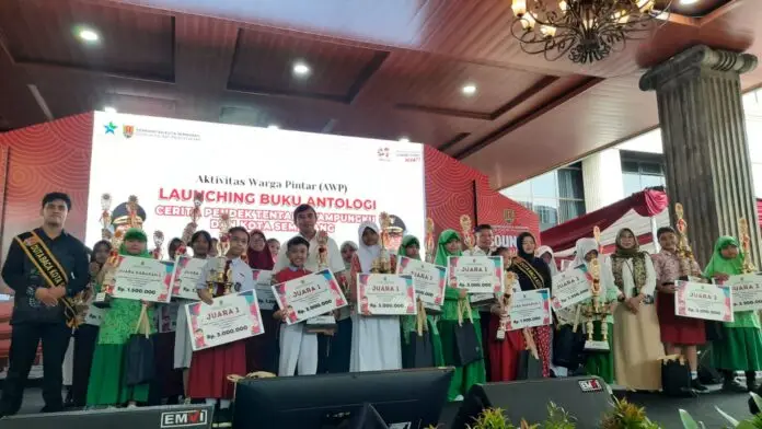 Buku Antologi Cerita Pendek Kampungku dan Kota Semarang di Hall Balai Kota Semarang, Rabu (12/11/2025). (Foto : Dok Pemkot Semarang)