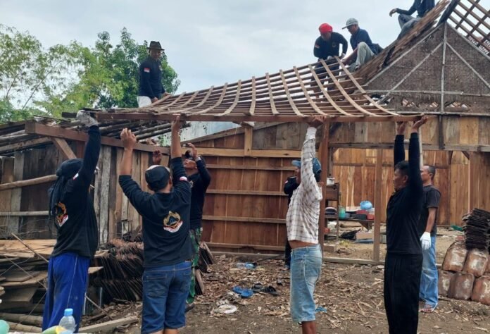 Paguyuban Pathokjogo Joyo Kusumo bergotong royong membangun rumah baru bagi korban kebakaran di Desa Sayung, Kabupaten Demak, Rabu (12/11/2025). (Foto : Sam)