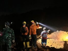 Tanah menimbun sejumlah rumah warga di Desa Cibeunying, Kecamatan Majenang, Kabupaten Cilacap. (Foto : Dok Basarnas)