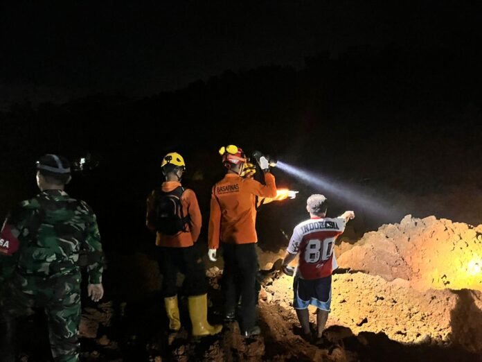 Tanah menimbun sejumlah rumah warga di Desa Cibeunying, Kecamatan Majenang, Kabupaten Cilacap. (Foto : Dok Basarnas)