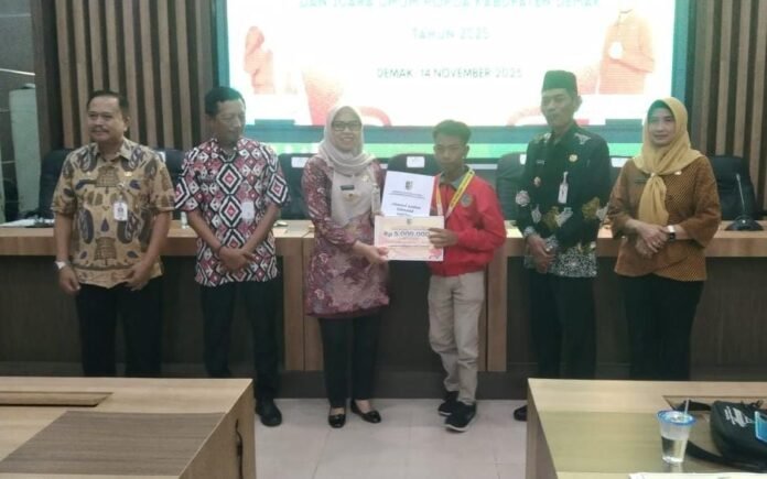 Penghargaan dan uang pembinaan kepada atlet berprestasi pada ajang Popda Jateng 2025, sebagai bentuk dukungan terhadap pengembangan olahraga pelajar di Aula Bina Praja Demak. (Foto : Sam)