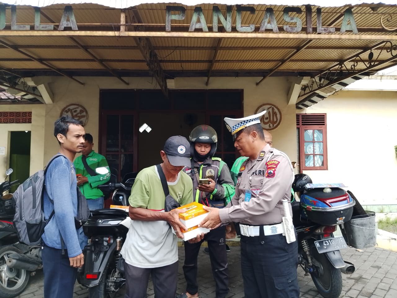 Polres Demak Polres Demak membagikan paket makanan kepada warga dalam kegiatan Jum’at Berkah sekaligus menyosialisasikan tertib lalu lintas menjelang Operasi Zebra Candi 2025. (Foto:Sam)
