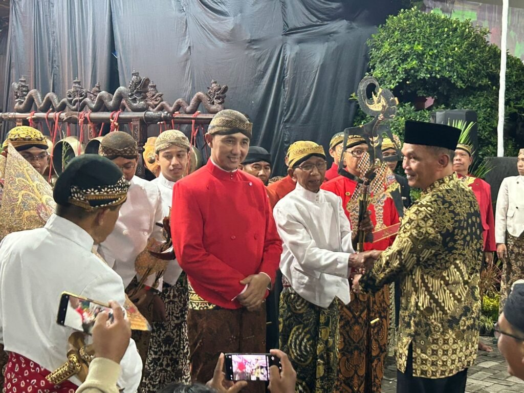 Ketua DPRD Jawa Tengah Sumanto dan Paguyuban Dalang Karanganyar. (Foto : Dok DPRD Jateng)