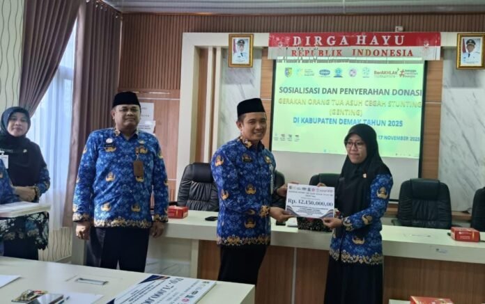 PT Karsa Mandiri Alkesindo kepada Pemkab Demak untuk mendukung Program Gerakan Orang Tua Asuh Cegah Stunting (Genting), Senin (17/11/2025). (Foto:Sam)