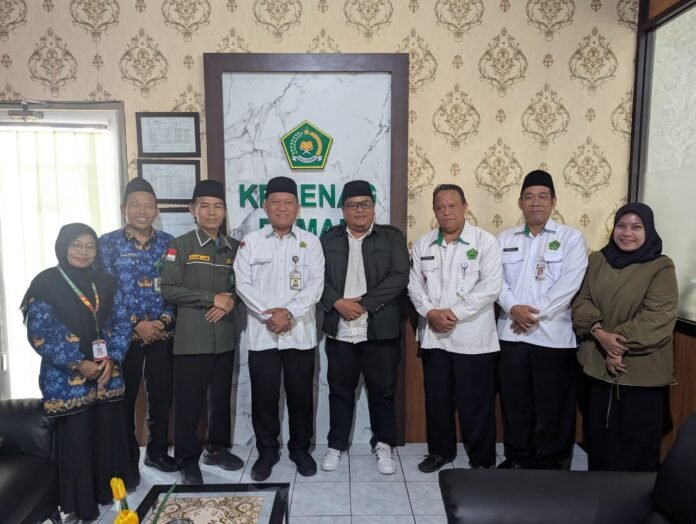 Pertemuan silaturahmi dan pembahasan sinergi program di Kantor Kemenag Demak. (Foto: Sam)