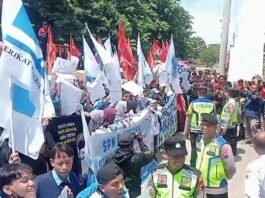 Aksi unjuk rasa di depan pintu gerbang Kantor Pemerintahan Terpadu (KPT) Brebes, Rabu siang (19/11/2025). (Foto : Dokumen)