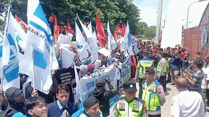 Aksi unjuk rasa di depan pintu gerbang Kantor Pemerintahan Terpadu (KPT) Brebes, Rabu siang (19/11/2025). (Foto : Dokumen)