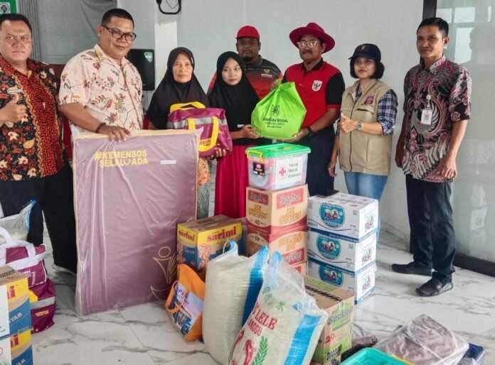 Bantuan logistik kepada warga terdampak rumah roboh di Desa Kedungkarang, Kecamatan Wedung, Jumat (21/11/2025). (Foto : Sam)