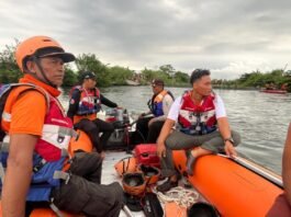 Penyisiran menggunakan perahu karet di Sungai Bendungan Kanal Desa Ngawen saat mencari remaja yang diduga tenggelam, Jumat (21/11/2025). (Foto:Sam)