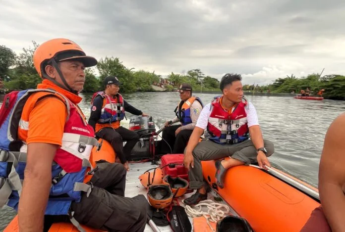 Penyisiran menggunakan perahu karet di Sungai Bendungan Kanal Desa Ngawen saat mencari remaja yang diduga tenggelam, Jumat (21/11/2025). (Foto:Sam)