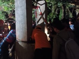 Saat melakukan evakuasi terhadap korban. (Foto : Dokumen BP